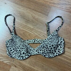 Cute swim suit top, barley worn no stains or rips and would fit a A cup/AA